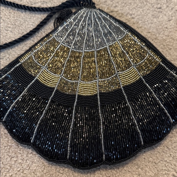 Finesse Vintage Elegant Black and Gold Beaded Shell Crossbody - Picture 6 of 8